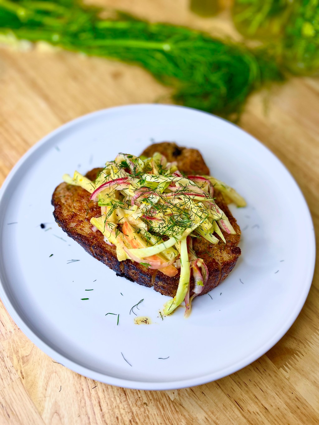 Pork chop w. apple fennel salad
